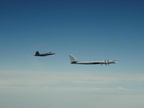 中俄戰略轟炸機再次巡航日本海，威懾巨大，轟6K和圖95MS老當益壯