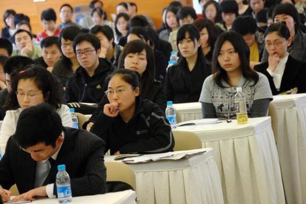 年輕人為什麼要承擔長輩犯下的錯，公務員為何有政審，看完明白了