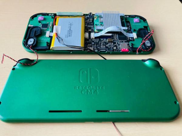 看起來很像Nintendo Switch Lite的樹莓派CM4掌上游戲機