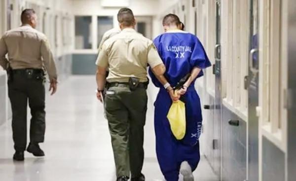 99年美國囚犯被判終身監禁，蠢到親手改判自己死刑，坐上電椅受刑