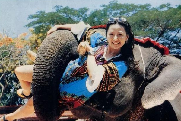 28歲車禍殞命,父親殉職,哥哥病逝,劉丹終究是應了“香妃”的劫 28歲車禍殞命,父親殉職,哥哥病逝,劉丹終究是應了“香妃”的劫