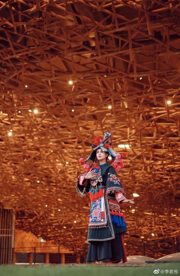 李若彤打卡白族服飾 造型驚豔美人韻味十足