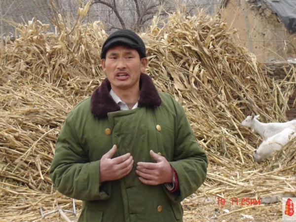 大衣哥朱之文。村裡好不熱鬧。整天都跟趕集似的