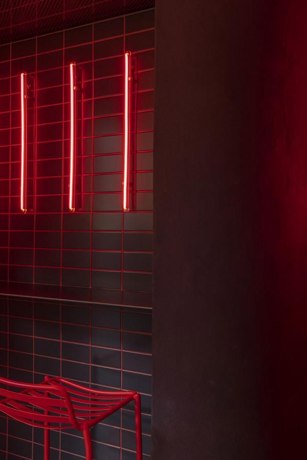 芬奇壽司餐廳：霓虹燈的都市美學