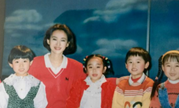 紅果果二胎後首復工！打扮少女面色紅潤，47歲小鹿姐姐罕露面