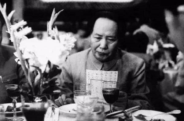 湖南老農兒子被槍斃，進京找發小毛澤東告狀，獲答覆：我無權干涉