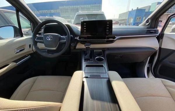 實拍國產豐田賽那入門級車型 車內配置縮水，有望9月21日開啟預售