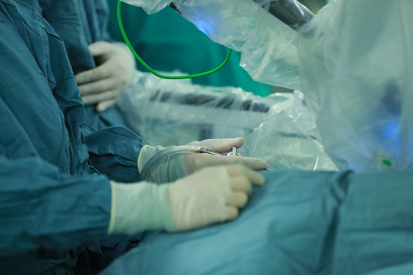 罕見腎腫瘤聚齊高風險，新華泌尿挑戰&OpenCurlyDoubleQuote;保腎極限&rdquo;：機器人精準&OpenCurlyDoubleQuote;除瘤&rdquo;猶如完整取出一枚&OpenCurlyDoubleQuote;生雞蛋&rdquo;