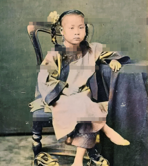 晚清真實老照片，黑地主比小妾高半米，穿“高跟鞋”的慈禧太后