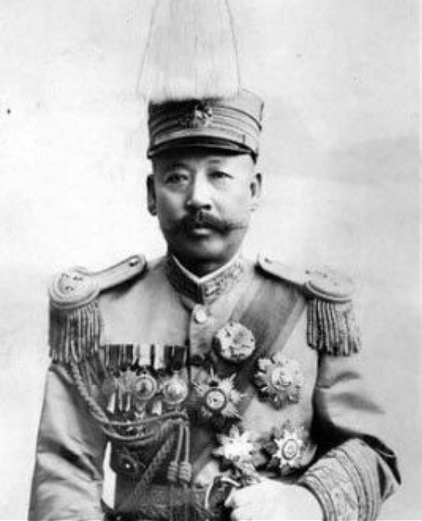 曾擁有世界上最多私人軍隊，妻子是新中國首批女部長，他是誰？