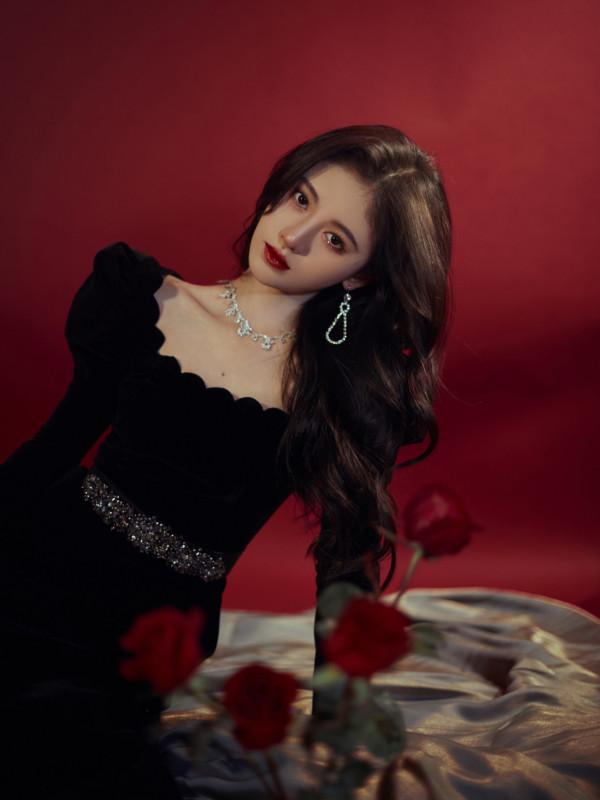 宋慧喬穿黑色坦領連衣裙看秀，卻撞上鞠婧禕，少女和熟女的區別