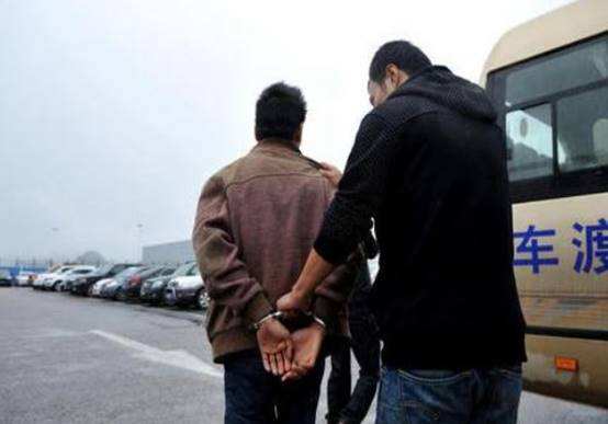 男子從小被拐賣，20年後尋找親生父母，被養父罵：養條狗都有感情