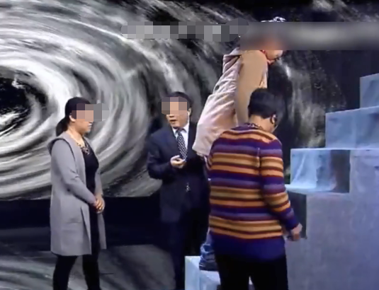 33歲“巨嬰”工作半年，啃老十年，還理直氣壯對父母惡語相向