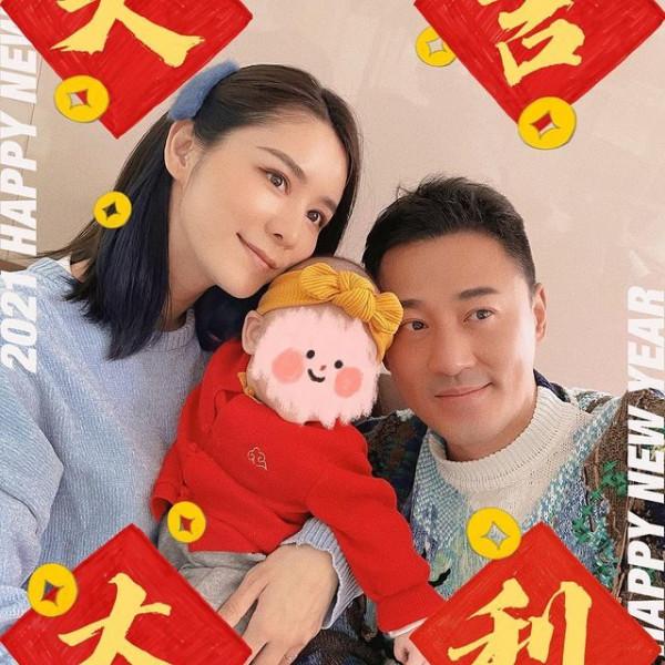 林峰帶妻女給大家拜年，懷抱女兒甜蜜出鏡，妻子張馨月變化大