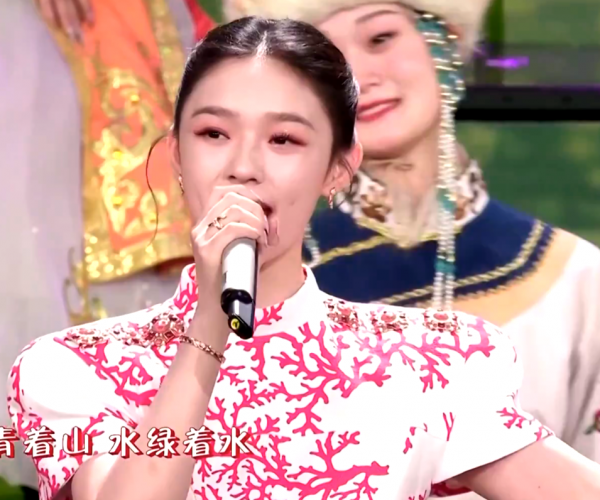 元宵晚會最驚豔女星：萬茜金絲絨，金晨粉嫩，林允穿著剪紙出來了