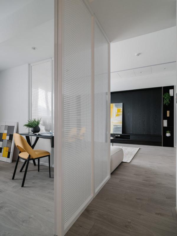 陽光明媚，灰白相間的公寓