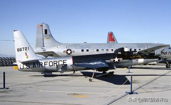 1959年某夜，美間諜飛機冒險迫降在美國山區，下來的卻是中國人