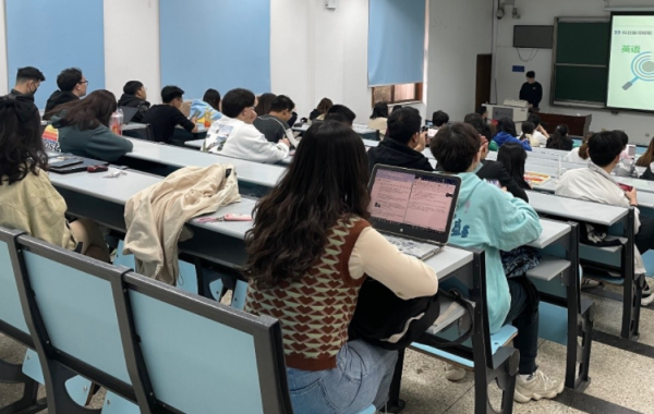 安徽一學生未婚先孕，將嬰兒從一樓扔下，身體底線如何引起重視？