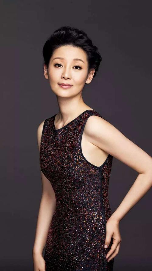 徐帆老了頭髮越剪越短，雖然穿上旗袍裙，還是沒有女人味