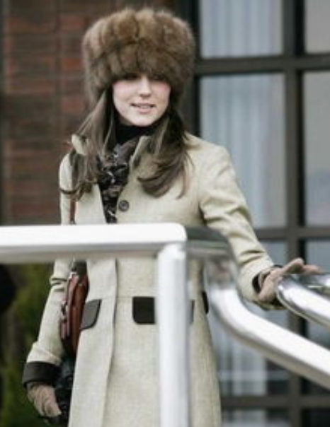 英女王“抗凍”有絕招：13歲開始穿純白皮草，93歲才宣佈不穿真皮