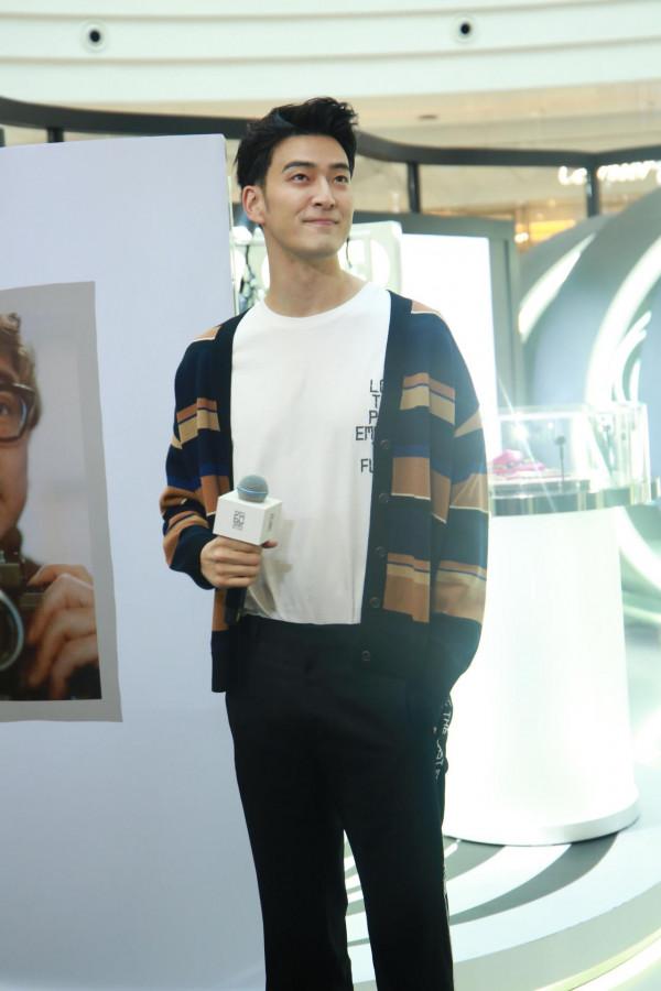 披荊斬棘的哥哥james李銖銜身穿白色T恤搭配條紋開衫摩登十足