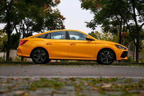 自家兄弟都很優秀 名爵MG5跟榮威i5怎麼選？