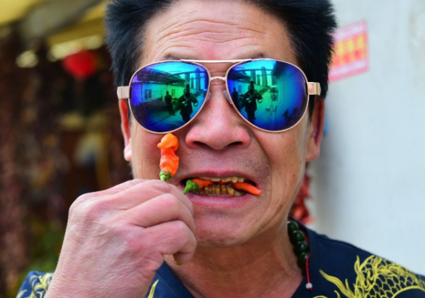 中國辣王李永志：一餐5斤辣椒配白酒，32個魔鬼辣椒擊敗印度老人