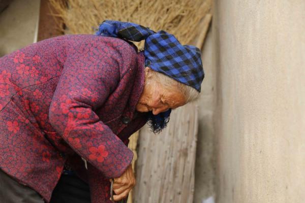 老人曾生下2個智殘女兒，花甲之年又喪夫，今獨留空屋為侄子守家