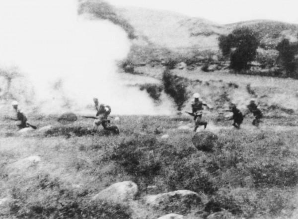 排長勸降日軍傷兵遭偷襲犧牲，團長憤怒下令：放火燒，不要俘虜了