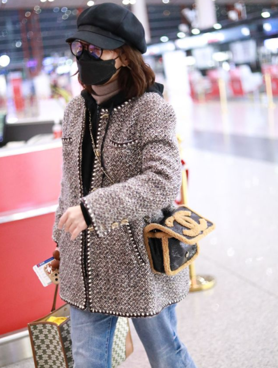 吳昕一點沒有明星包袱，穿小香風疊穿衛衣+高領衫，為保暖拼了