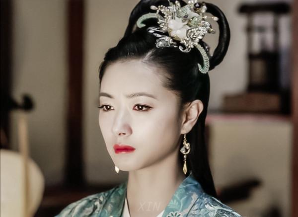 年輕就能同框搶前輩風頭？這6位氣質型大齡女星，後輩難以撼動