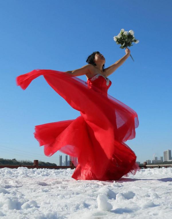 大雪後的冬泳人 大雪後的冬泳人