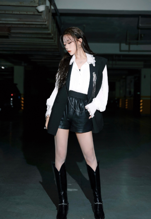 張紫寧真大膽，穿纏繞鞋還用蝴蝶點綴，這誰能駕馭