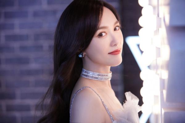 唐嫣首次跨界就底氣足！穿薄紗裙盡顯央視範，站姿優雅不遜色劉濤