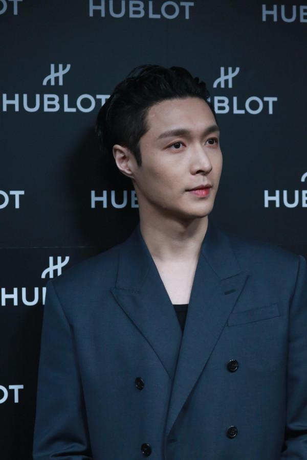 張藝興背頭造型搭配灰色西裝帥氣十足