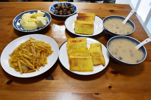 兩人的早餐，有粥有糕點還有它們，好吃又營養，在家吃早餐最溫馨