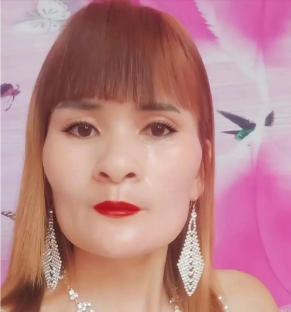 “四川步驚雲”爆紅！披斗篷、拿寶劍養雞，山寨明星成流量密碼？