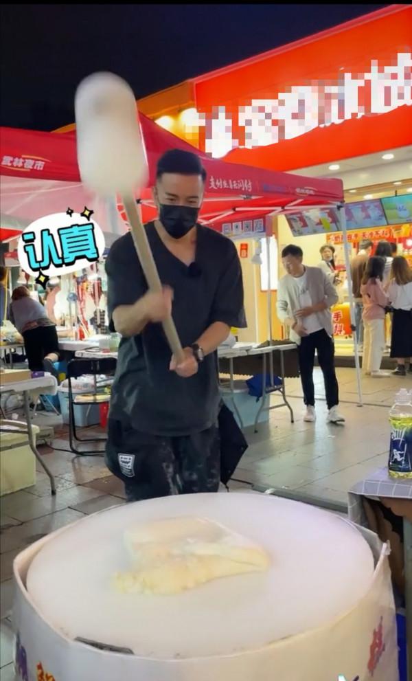 38歲知名港星逛杭州夜市,不戴口罩無人認出,化身乾飯人直呼好吃 38歲知名港星逛杭州夜市,不戴口罩無人認出,化身乾飯人直呼好吃