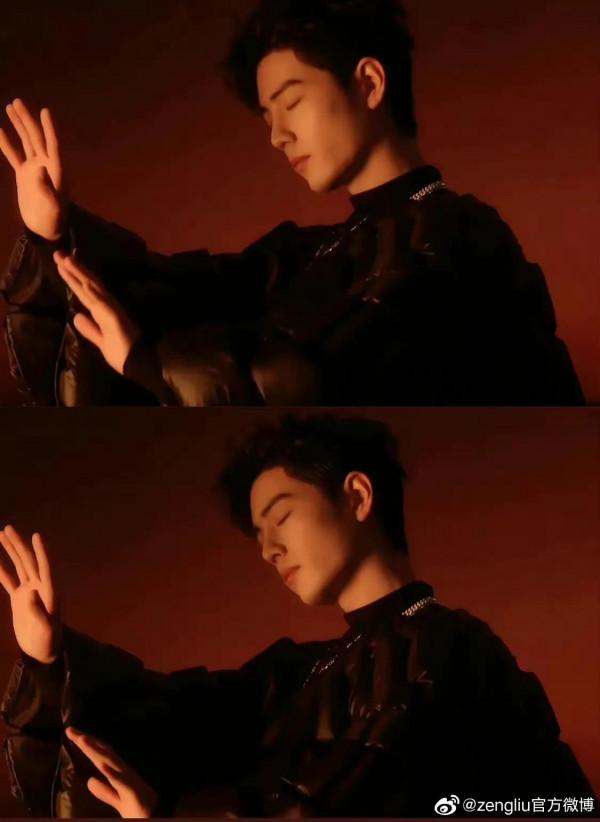 從ELLE 2022開年刊各套造型之黑夜篇說說肖戰的時尚表現力 從ELLE 2022開年刊各套造型之黑夜篇說說肖戰的時尚表現力