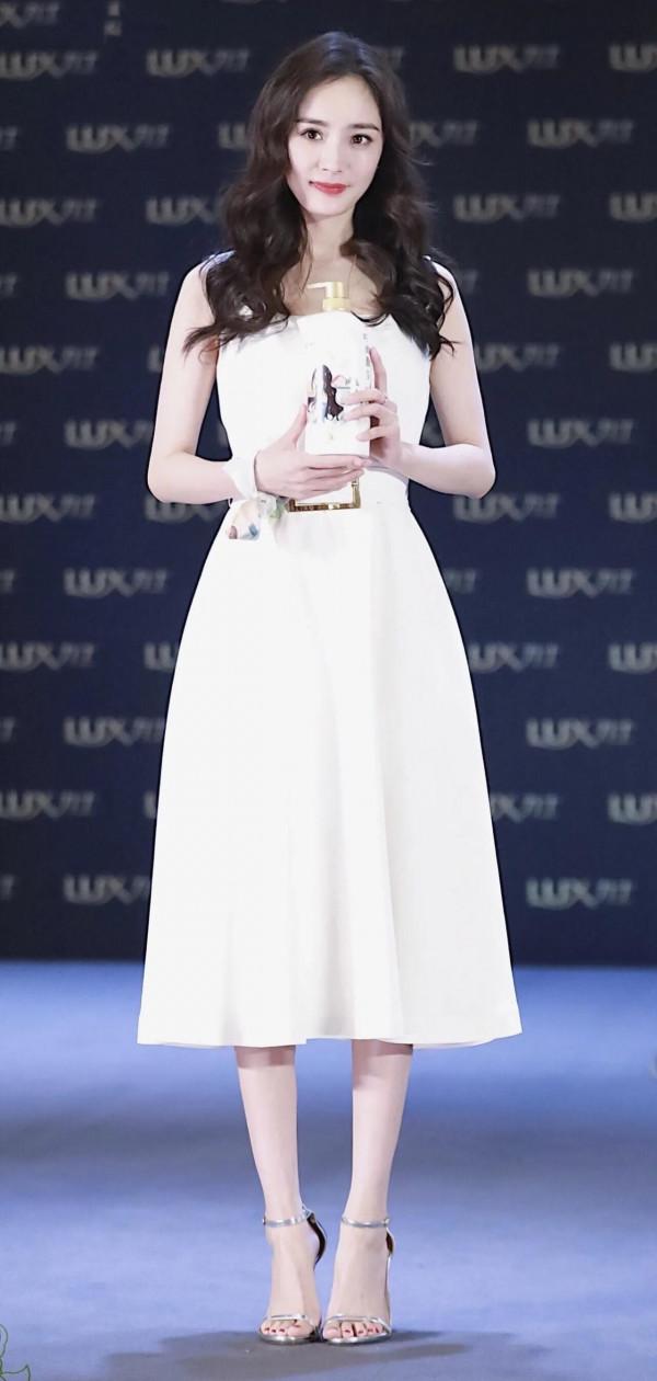 楊冪穿白色裙子宛如仙子