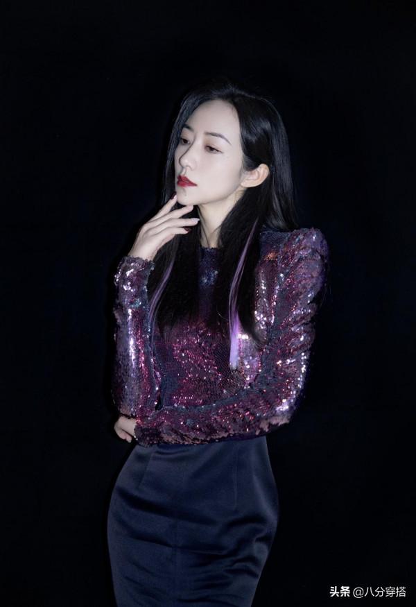 韓雪又穿火了“條紋襯衫”，配黑色蕾絲半身裙精緻時髦，優雅大方