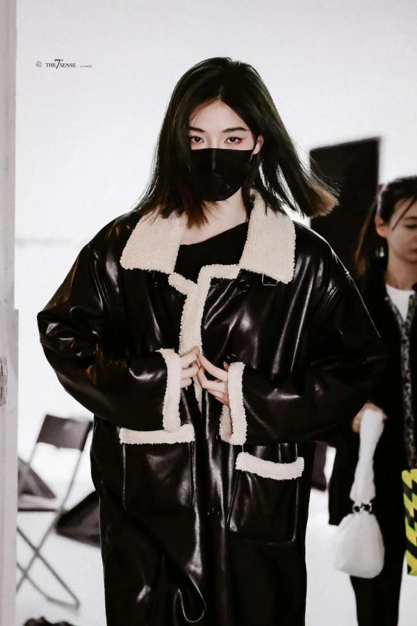 許佳琪私服，身穿黑色翻毛長皮衣，看著好暖人