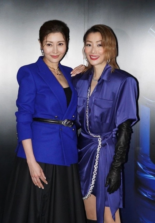 51歲李嘉欣撿回一命後高調出院！參加聚會曬美照，穿格紋衣好端莊