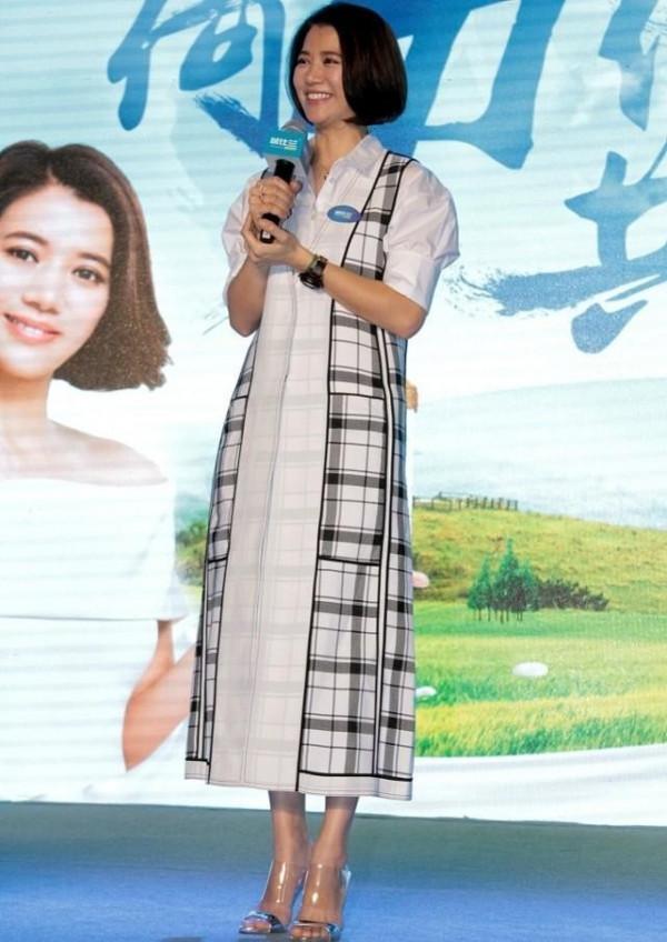 袁詠儀給自己打扮成闊太太,穿白裙配翡翠首飾,高階感擋不住 袁詠儀給自己打扮成闊太太,穿白裙配翡翠首飾,高階感擋不住