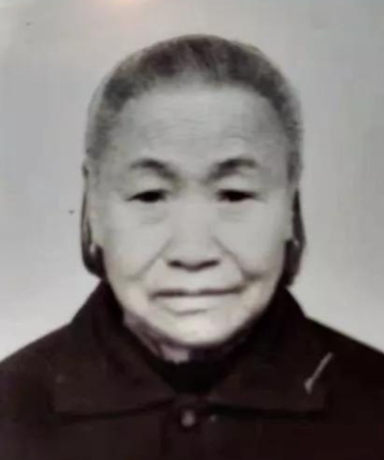 指揮飛奪瀘定橋的英雄,被人誣衊為逃兵,親生女兒50年後才獲知 指揮飛奪瀘定橋的英雄,被人誣衊為逃兵,親生女兒50年後才獲知