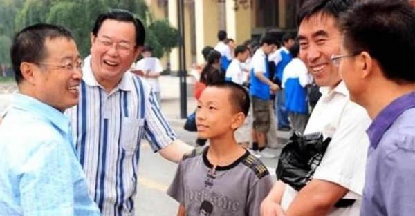 貴州13歲男孩考上985，茅臺為他資助4年學費，卻在1年後停止贊助