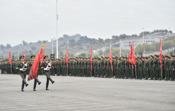 軍旅“成人禮”重慶武警千餘名新兵光榮授銜