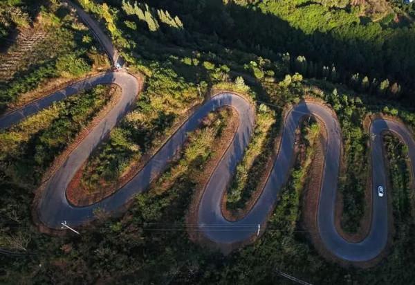 中國最意外的盤山公路：因經費不足繞了68道彎，卻美得脫俗