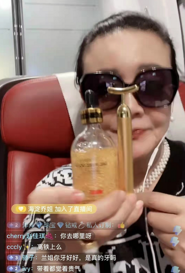 大S離婚竟讓前婆婆漲粉!張蘭戴貝雷帽直播狀態好,女王發言超牛 大S離婚竟讓前婆婆漲粉!張蘭戴貝雷帽直播狀態好,女王發言超牛