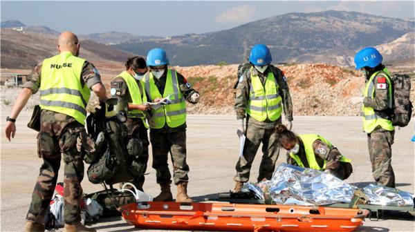 我赴黎維和官兵與外軍開展空中醫療後送演練